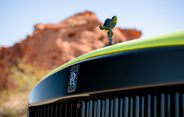 Украшение Spirit Of Ecstasy на капоте автомобиля Rolls-Royce