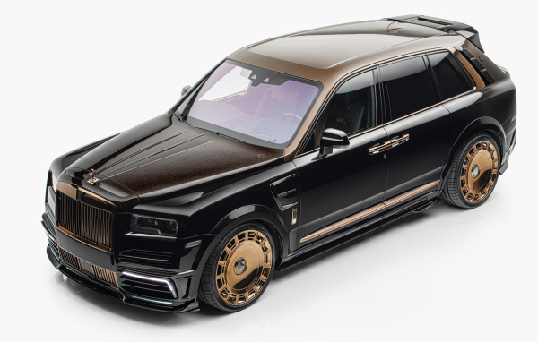 Вид сверху на черный автомобиль Mansory Rolls-Royce Cullinan LINEA DArabo 2024 года