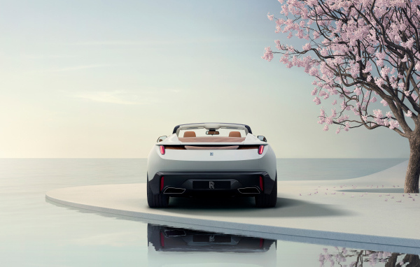 Белый дорогой автомобиль Rolls-Royce Arcadia Droptail вид сзади