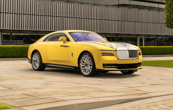 Желтый автомобиль Rolls-Royce Spectre Semaphore