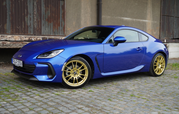 Синий автомобиль Subaru BRZ Final Edition 2024 года