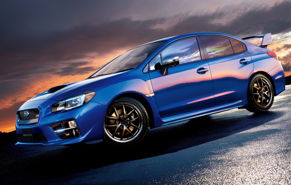 Синий автомобиль Subaru Impreza WRX STI