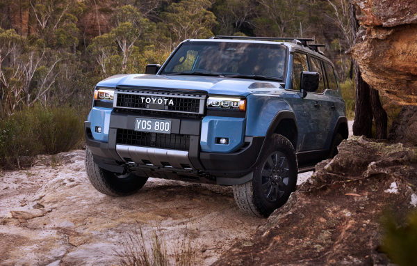 Синий внедорожник Toyota Land Cruiser Prado Altitude 2024  года