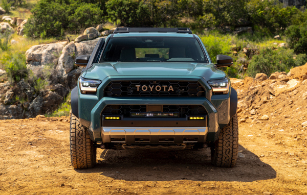 Вид спереди на внедорожник Toyota 4Runner Trailhunter 2025 года
