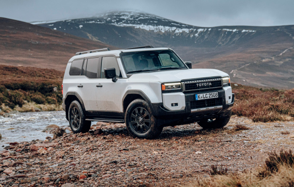 Внедорожник Toyota Land Cruiser в горах