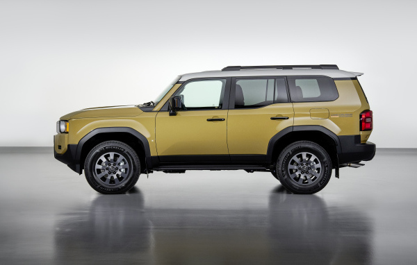 Вид сбоку на автомобиль Toyota Land Cruiser First Edition