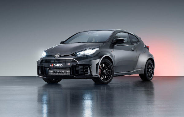 Серебристый автомобиль Toyota GR Yaris 2024  года