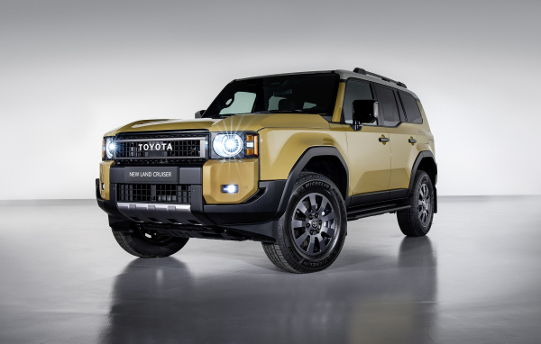 Стильный автомобиль Toyota Land Cruiser First Edition на сером фоне