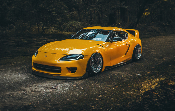 Желтый быстрый автомобиль Toyota Supra A90