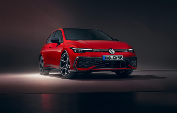 Красный автомобиль Volkswagen Golf GTI 2024 года