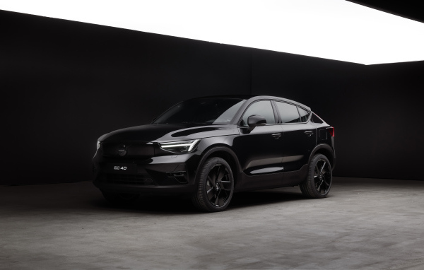 Черный автомобиль Volvo EC40 Black Edition 2024 года