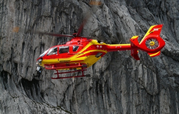 Медицинский спасательный вертолет в горах