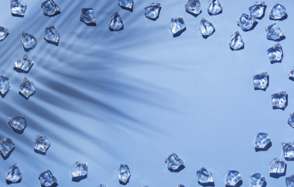 Кусочки холодного льда на голубом фоне