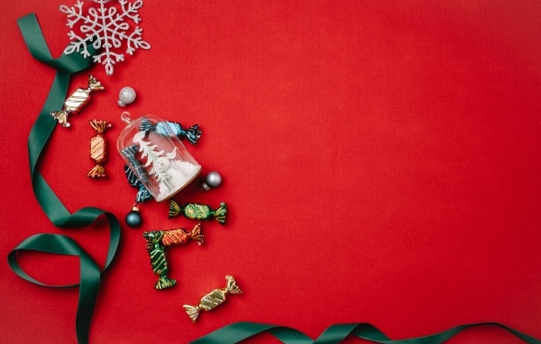 Красный фон с лентой и конфетами