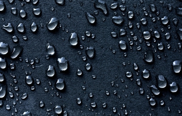 Брызги дождя на черном фоне
