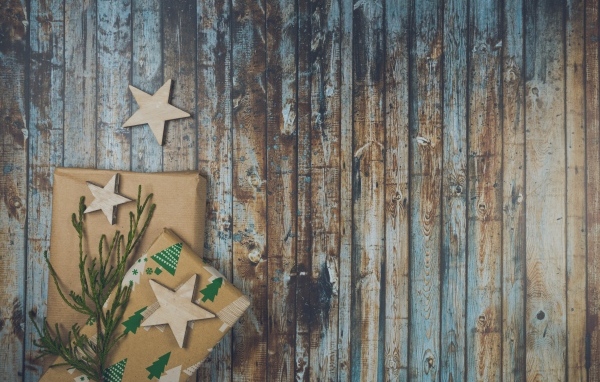 Два подарка на деревянном фоне