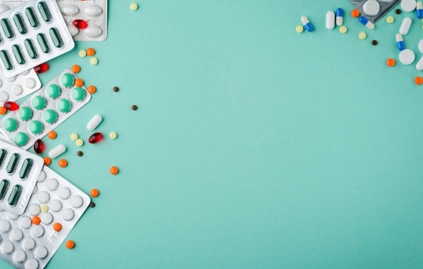 Разные таблетки на голубом фоне