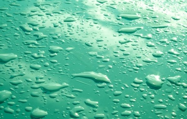 Капли воды на зеленом фоне