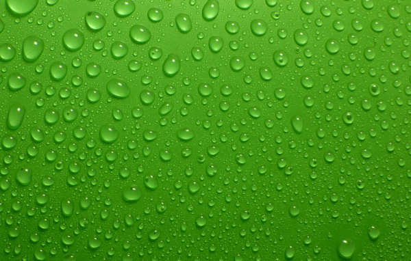 Капли воды на зеленом фоне