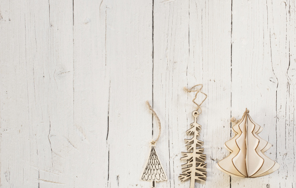Деревянные елочные украшения  на белом деревянном фоне