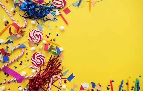 Желтый фон с декором для праздника 