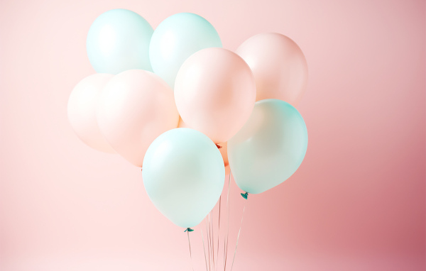 Воздушные шарики с гелием на розовом фоне