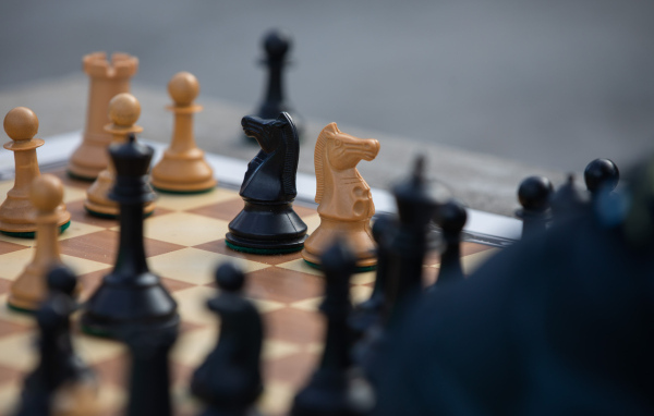 Красивые деревянные шахматные фигуры на доске