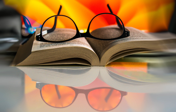 Книга с очками на столе