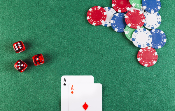 Карты, фишки и кости для игры в покер 