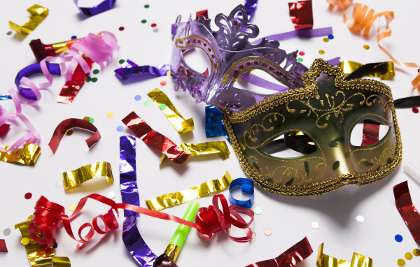 Карнавальная венецианская маска с конфетти 