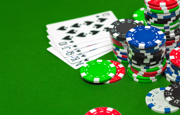 Фишки и карты на зеленом столе для покера