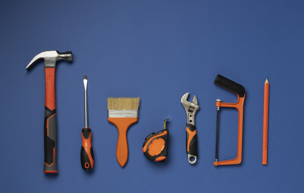 Строительные инструменты на синем фоне