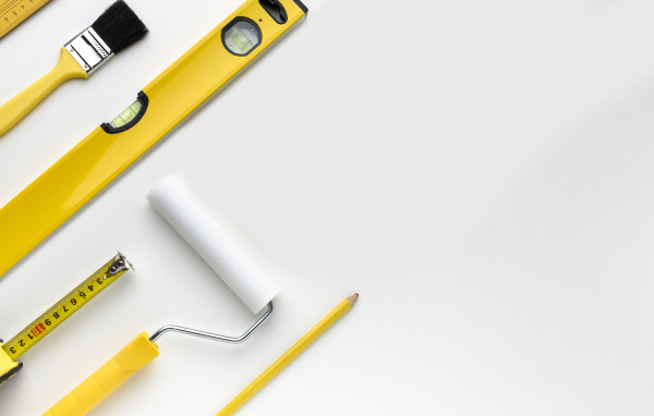 Строительные инструменты на белом фоне