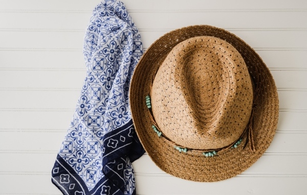 Шляпа и платок висят на стене