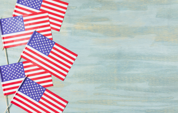 Много флагов Америки на голубом фоне