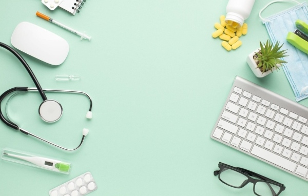 Медикаменты и инструменты на голубом фоне