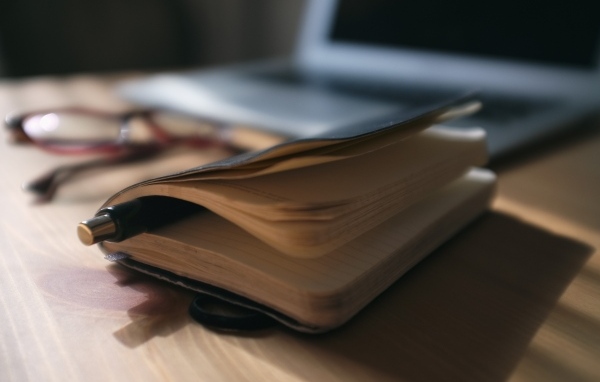 Блокнот с ручкой на столе