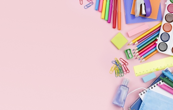 Предметы для рисования на голубом фоне