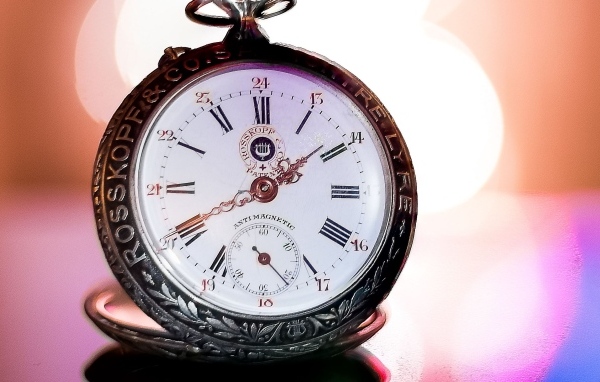 Карманные часы крупным планом