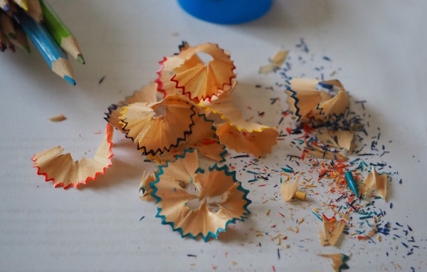 Стружка с разноцветных карандашей на столе