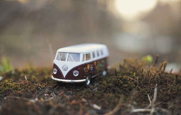 Маленький игрушечный автомобиль volkswagen на земле