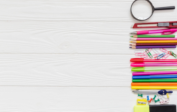 Канцелярские принадлежности на белом деревянном фоне