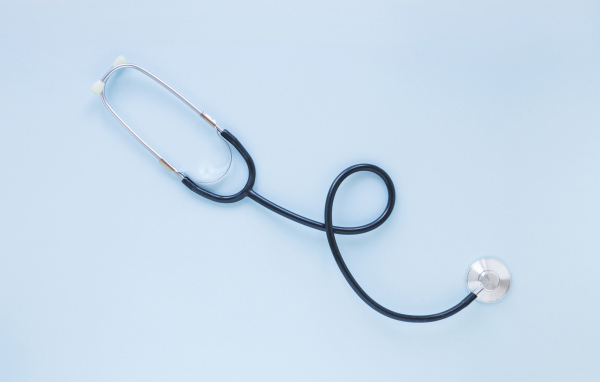 Стетоскоп на голубом фоне