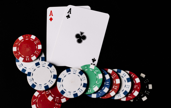 Два туза и фишки для покера  на черном фоне