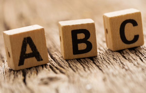 Деревянные кубики на столе 