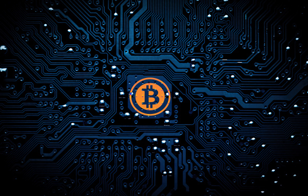 Яркий логотип биткоин на плате