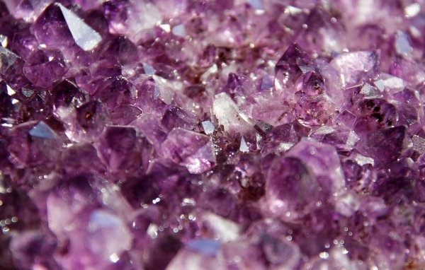 Яркий камень кристалл  аметист