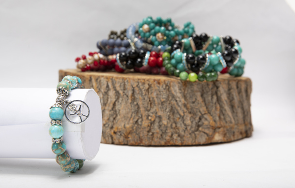 Браслеты из драгоценных камней на сером фоне