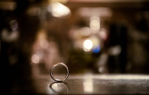 Золотое кольцо на ровной поверхности 