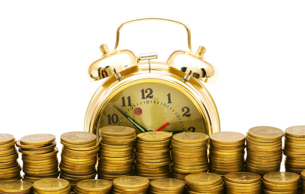 Столбики монет с золотыми часами на белом фоне